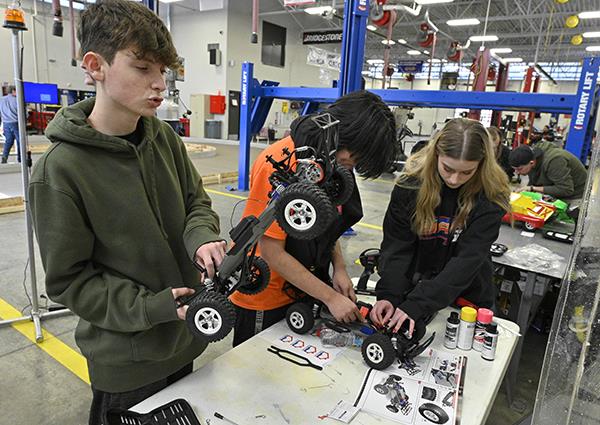 students work on their RC car